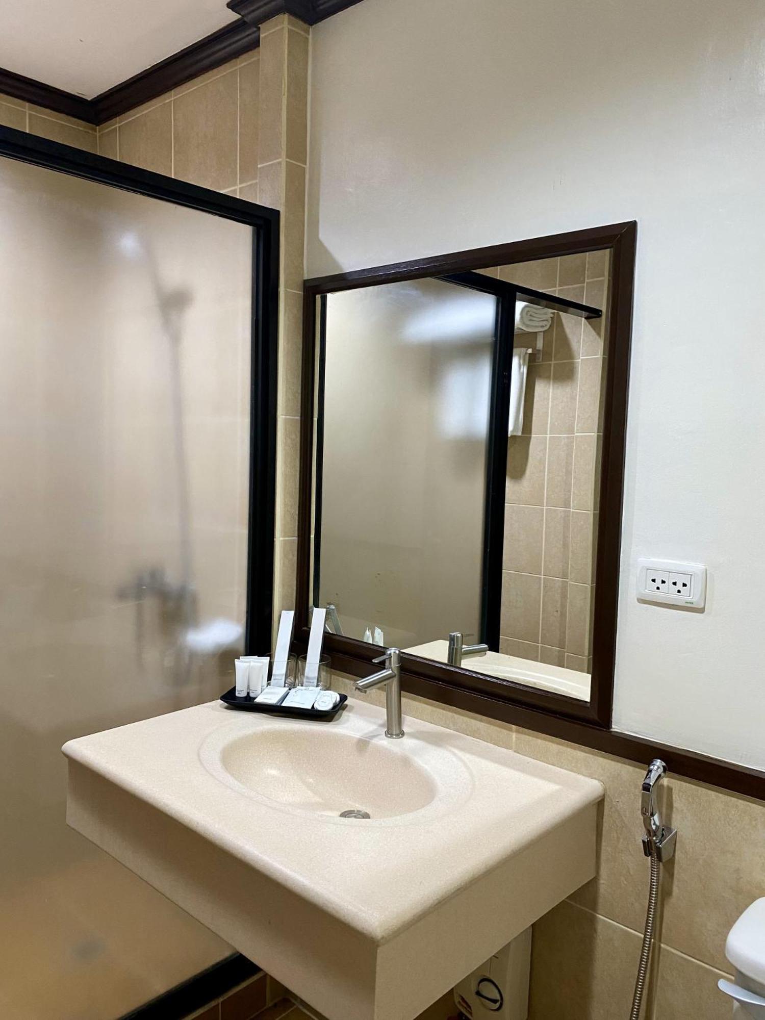 Plaza Del Norte Hotel And Convention Center Laoag Extérieur photo