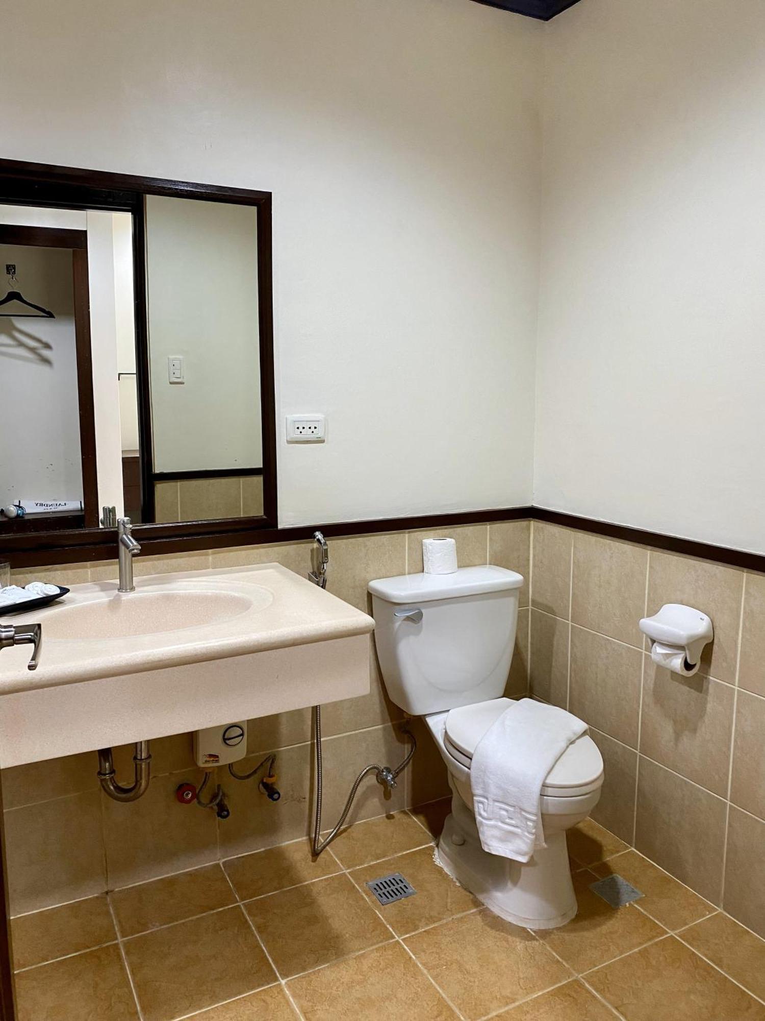 Plaza Del Norte Hotel And Convention Center Laoag Extérieur photo