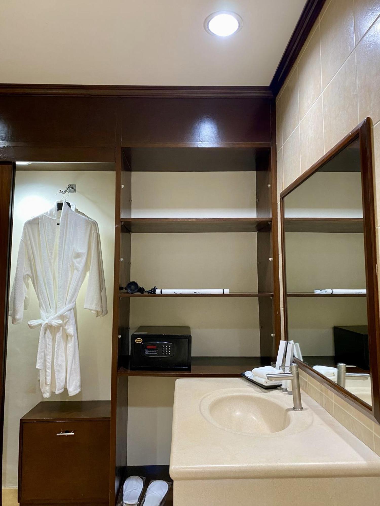Plaza Del Norte Hotel And Convention Center Laoag Extérieur photo
