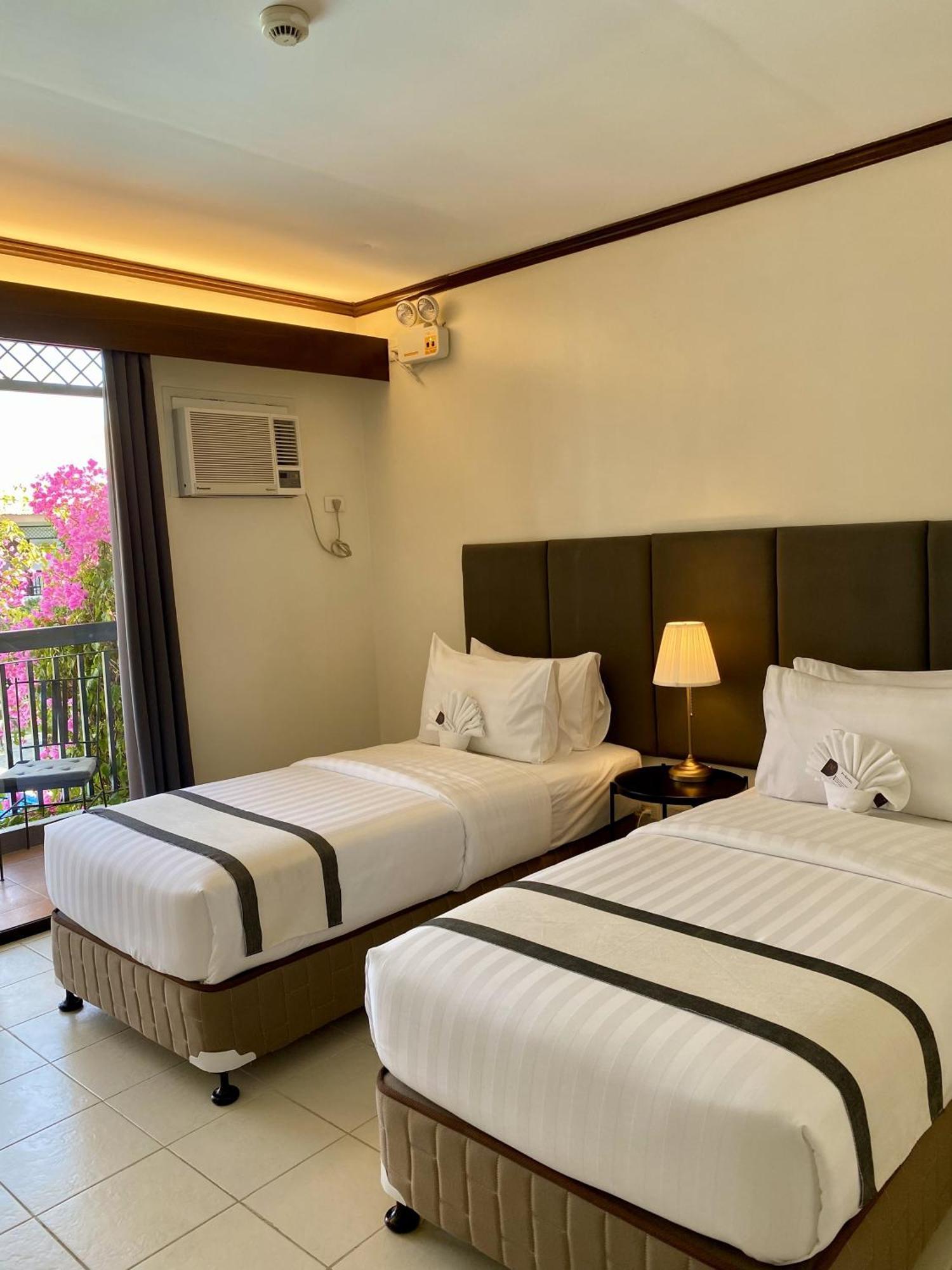 Plaza Del Norte Hotel And Convention Center Laoag Extérieur photo